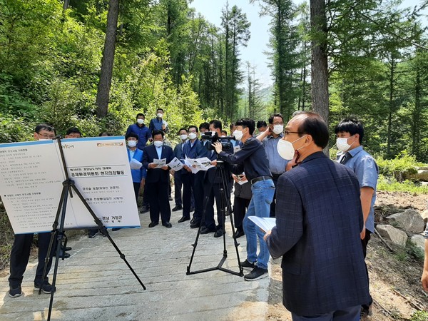 경남도의회 경제환경위원회 거창군 우수 임가 현장 방문 모습.