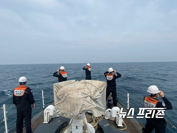 여수시 간여암 서방 약 11km 해상에서 여수해경 경비함정이 해상 투신자를 수색하고 있다 (사진=여수해경)