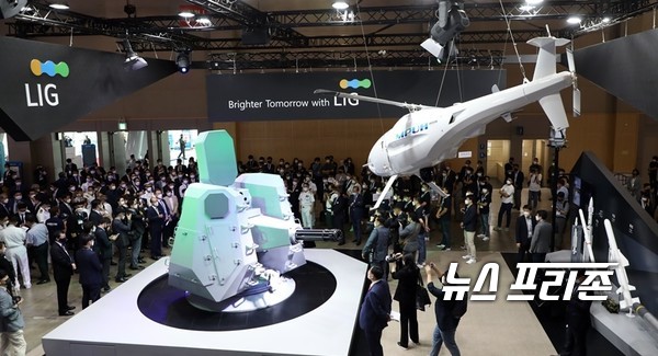 LIG넥스원은 9일부터 부산 벡스코에서 개최된 국제해양방위산업전(InternationalMaritime Defense Industry Exhibition, MADEX)에서 해군이 추진 중인 근접방어무기체계(CIWS-Ⅱ) 사업에 특화된 무기체계기술을 공개했다./ⓒLIG넥스원