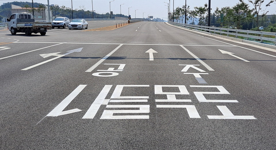 충남 공주시는 도로명주소의 적극적인 홍보와 위치 찾기의 편리성을 높이기 위해 주요 도로 노면에 도로명 안내표식을 설치했다./ⓒ공주시청