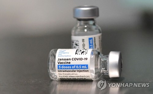 사진:  미국 식품의약국(FDA)이 코로나19 백신 제조 중 사고가 발생한 메릴랜드주(州) 볼티모어 공장에서 생산된 얀센 백신 폐기를 명령했다. 뉴욕타임스(NYT)는 11일(현지시간) 소식통을 인용해 FDA가 이같이 결정했다면서, 폐기 대상 얀센 백신은 6천만 회 분량에 달한다고 보도했다.