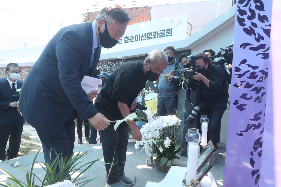 = 13일 경기도 양주시 광적면 효촌리에서 열린 효순미선 평화공원 완공식 및 18주기 추모제에서 이재강 경기도 평화부지사(왼쪽)와 문규현 평화와 통일을 여는 사람들 상임대표가 헌화하고 있다. 2020.6.13