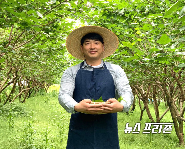 산청양잠농업협동조합법인 대표:강종상씨가 앃어나온 오디 포즈를 하고있다 ⓒ뉴스프리존