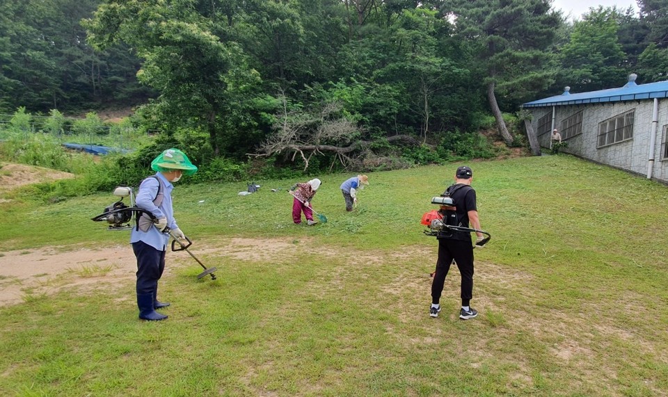 대전 중구는 지역의 소중한 문화재를 보존하고 쾌적한 관람환경을 제공하기 위해 오는 25일까지 '대전시 지정문화재 환경 정비'를 추진한다./ⓒ중구청