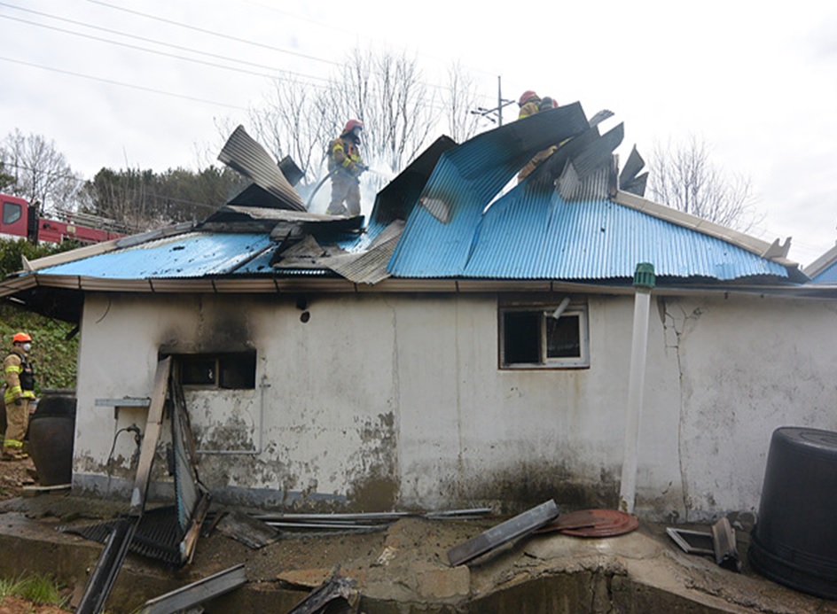 충남소방본부가 에어컨, 선풍기 등 전기제품 사용이 많은 여름철을 맞아 전기 사용에 대한 안전을 당부했다./ⓒ충남도청