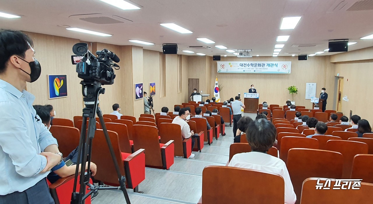 설동호 대전시교육감이 15일 오전 탐구·체험중심 수학교육 공간인 대전수학문화관 개관식에서 축사를 하고 있다./ⓒ이현식 기자