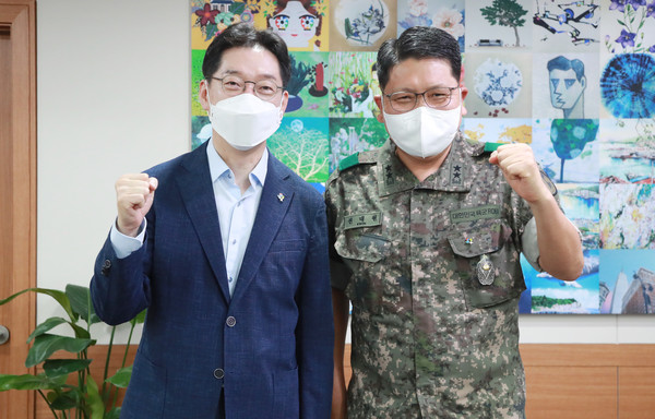 신임 39사단장 접견하는 김경수 경남지사 김경수 경남지사가 15일 경남도청을 방문한 권대원 신임 39사단장을 접견하고 있다. 김 지사와 권 사단장은 이날 통합방위 태세 확립 등을 논의하는 시간을 가졌다. 경남도