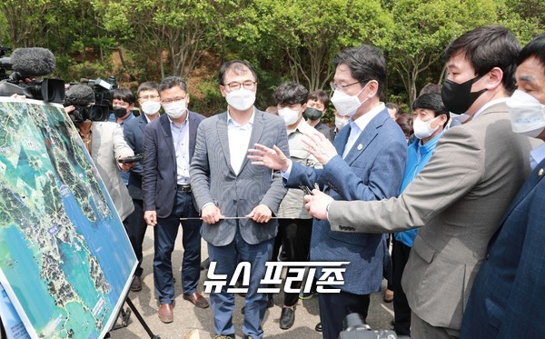 김경수 경남지사는 18일 남해군 서면의 남해-여수간 해저터널 예정지를 방문했다ⓒ경남도