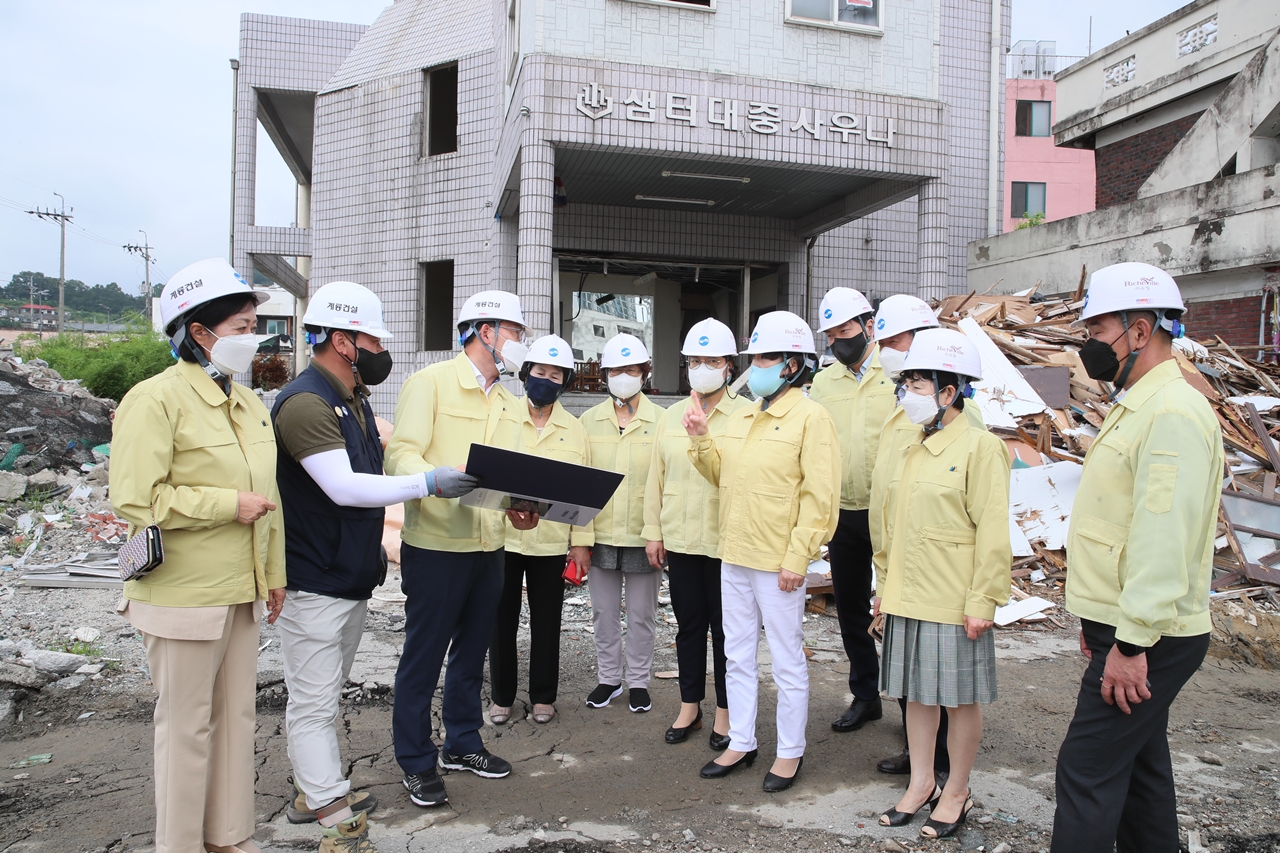 대전 동구의회 의원들이 15일 천동3구역 주거환경개선사업 철거 현장을 방문해 공사관계자로부터 철거 진행상황 설명을 듣고 있다./ⓒ동구의회