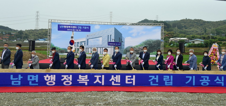 충남 부여군은 지난 15일 남면 일원 남면행정복지센터 신축 예정부지에서 남면 행정복지센터 신축 기공식을 열었다./ⓒ부여군청