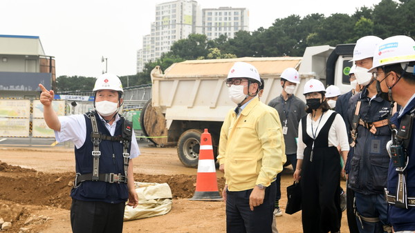 오산시는 지난 14일, 15일 김능식 오산시부시장과 관련부서 담당자, 업체관계자, 안전관리자문단 등이 민·관합동으로 안전점검을 진행했다./ⓒ오산시