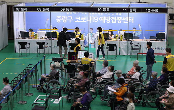 사진: 정부가 처음 수입하는 ‘모더나코비드-19백신주’에 대해 국가출하승인 기준에 적합하다고 판정했다.이에 따라 식품의약품안전처는 15일자로 녹십자㈜가 신청한 ‘모더나코비드-19백신주’ 5만 5000여 회분에 대해 국가출하승인을 결정했다고 밝혔다.국가출하승인이란 백신의 제조단위(로트)별로 식약처의 검정시험 결과와 제조원의 제조·시험 결과에 대한 자료를 종합적으로 평가해 백신이 시중에 유통되기 전에 국가가 백신의 품질을 한 번 더 확인하는 제도다.