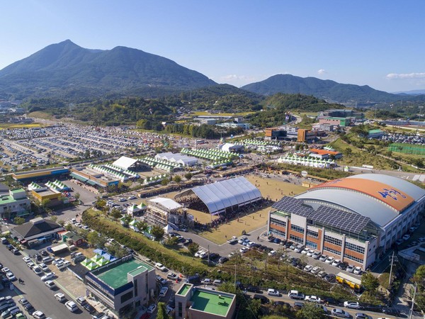 산청한방약초산업특구 내 산청한방약초축제 축제장 전경 ⓒ 산청군