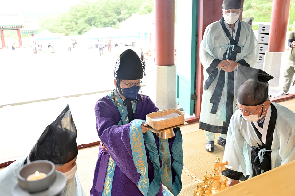 충남 공주시는 지난 16일 송산리고분군 옆 숭덕전에서 무령왕 서거 1498주기 추모제례를 봉행했다./ⓒ공주시청