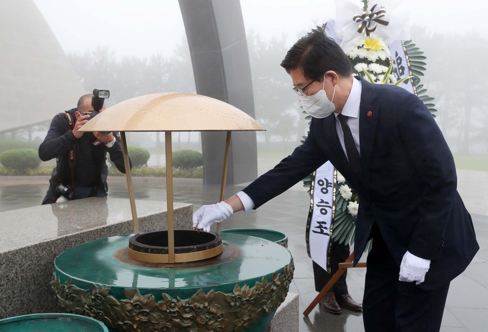 양승조 충남도지사는 17일 호국보훈의 달을 맞아 제주4.3평화공원을 방문, 제주 4.3사건 희생자들을 추모했다./ⓒ충남도청