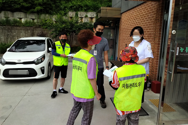 소흘읍에 배치된 자원관리도우미가 주민에게 재활용품 분리 배출방법을 알려주고 있다./Ⓒ포천시청