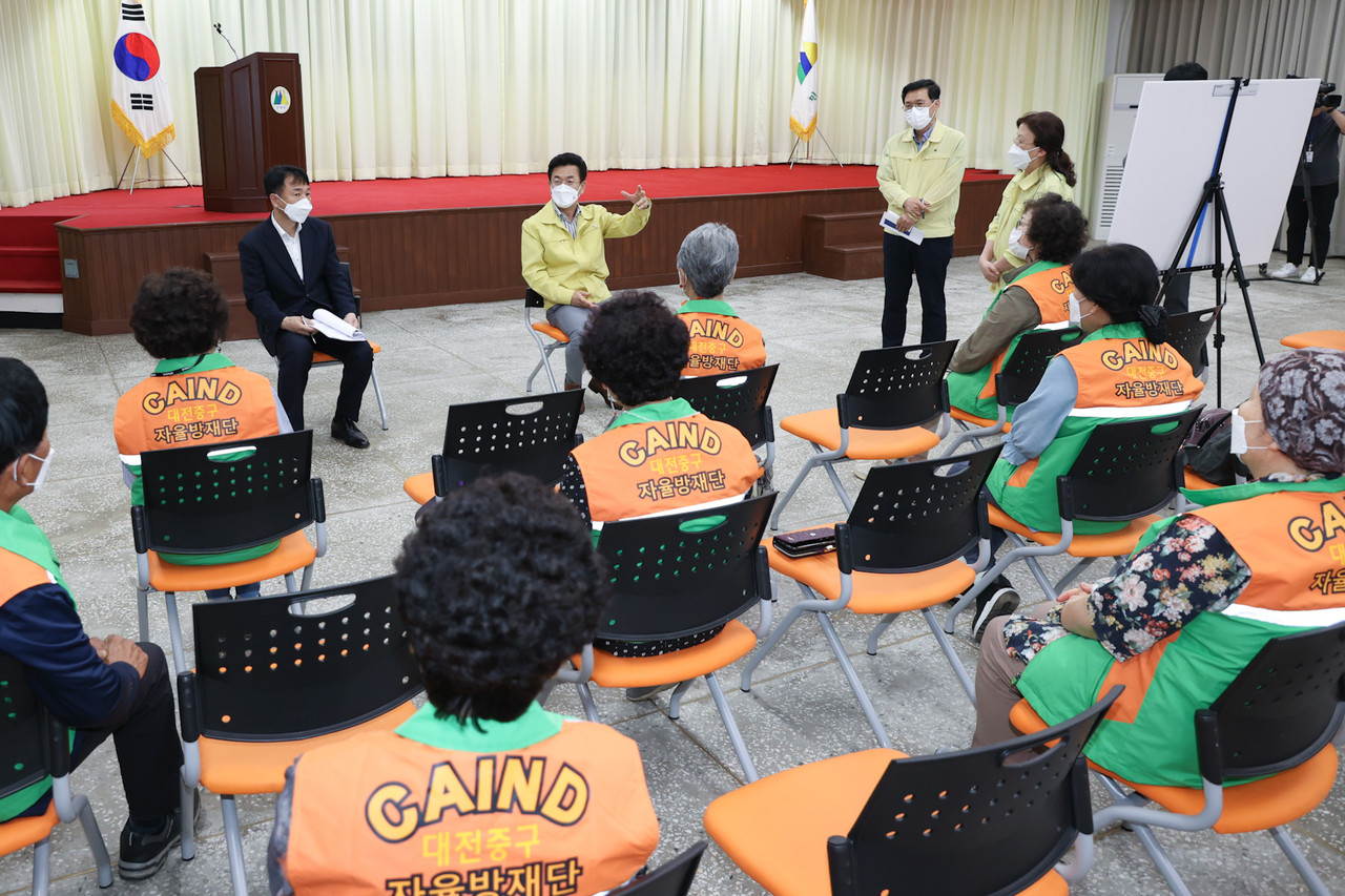 허태정 시장이 18일 오후 중구지역 현안사업 현장인 민방위교육장 내진보강 및 석면해체 공사 현장을 방문해 사업현황을 청취한 후 관계자 및 지역주민과 대화를 나누고 있다./ⓒ대전시