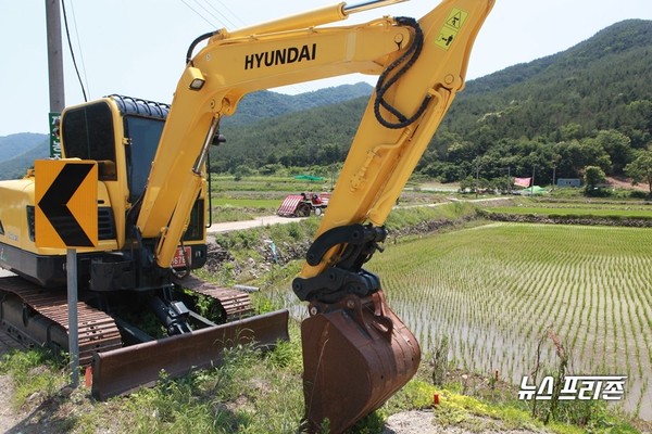 창녕군 덕곡마을 농로를 두고 포크레인과 농기계가 대치하고 있는 모습 ⓒ강창원 기자