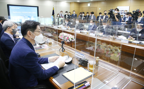 김경수 경남지사가 21일 진주 LH 본사 이사회실에서 LH 혁신안에 대한 경남도의 대응 방침을 설명하고 있다. 경남도