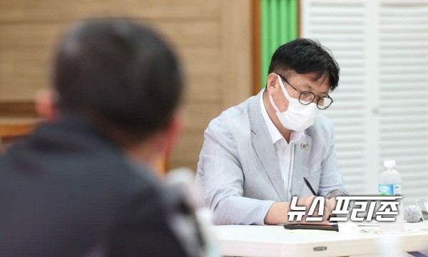 도성훈 인천시교육감은 연평도 방문 소감을 전하며 “섬이라는 지리적 한계가 우리 아이들에게 불편함이 되지 않도록 인천교육이 연평을 다시 디자인하겠다”고 밝혔다. 사진은 도성훈 교육감이 연평도를 방문해 지역 교육 현안에 대해 경청하는 모습. / ⓒ 도성훈 페이스북