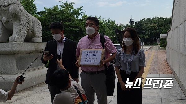 국회 본청 앞에서 취재진과 질의응답하는 민주당 권리당원들 (사진=김은경 기자)