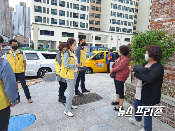 여수시 불법 중개행위 특별합동단속반이 지난 19일 견본주택 주변 주택가 이면도로 등에서 현장 단속을 펼치고 있다 / ⓒ 강승호 기자