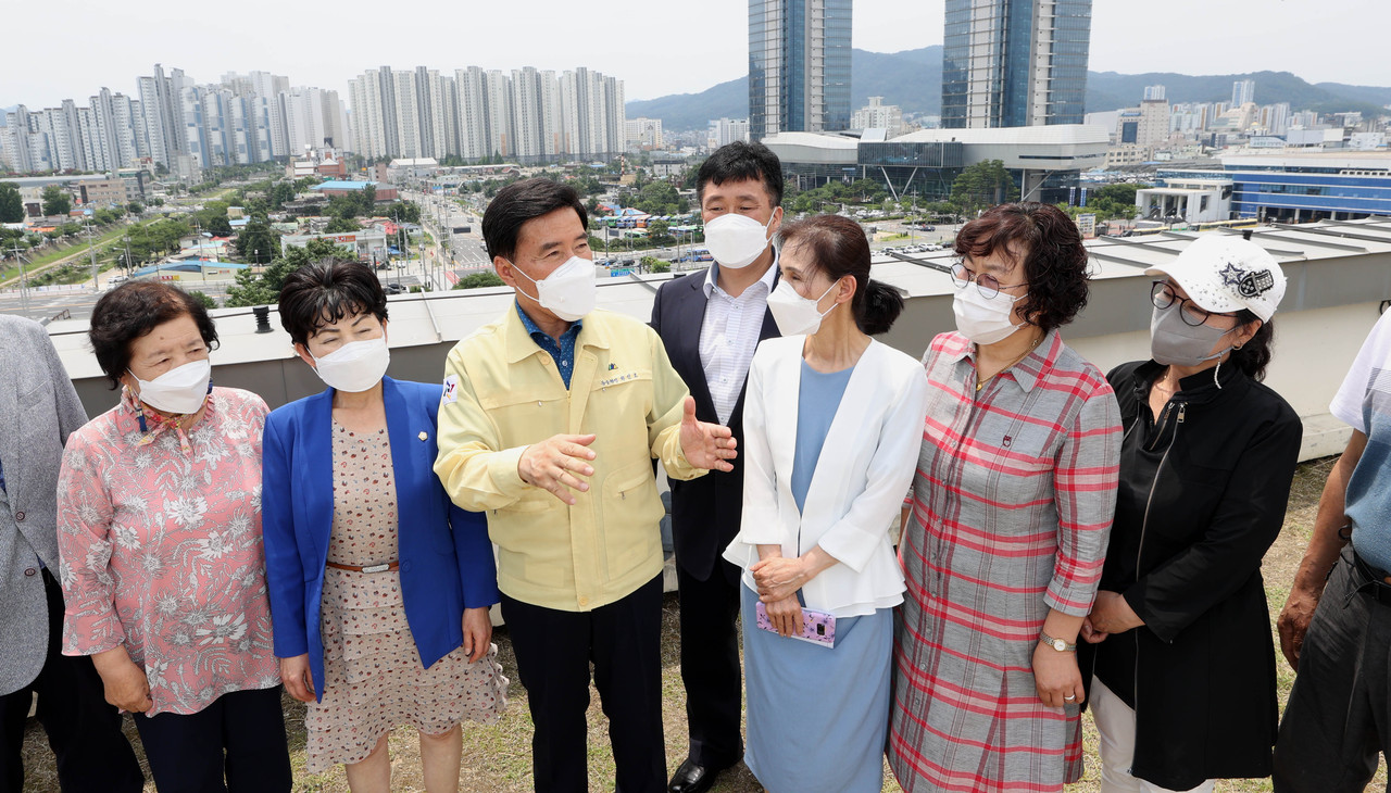 황인호 동구청장이 22일 대전전통나래관에서 '구정 현안 사업 관련 현장 설명회'에서 주민들에게 동구 현안 사업에 대해 설명하고 있다./ⓒ동구청