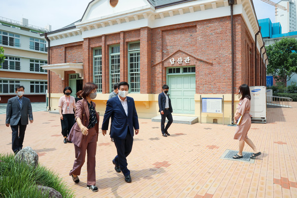 대구광역시 유형문화재 제44호로 지정된 일제강점기 때 건축물 유형과 특징을 잘 보존하고 있는 남산초등학교 강당/ 중구청