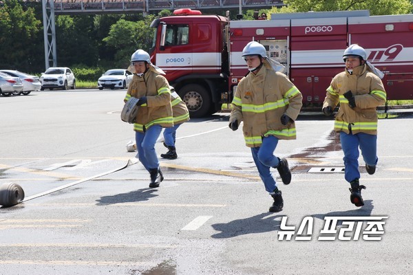 광양제철소 안전방재그룹 직원들이 화재 시 신속하고 정확한 화재진압능력과 팀 단위 결속력 강화를 위해 자체 5인 속도방수훈련을 실시하고 있다 / ⓒ 김영만 기자