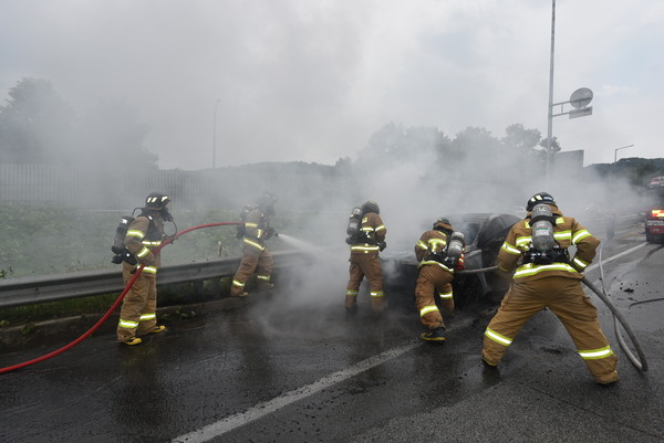 24일 오후 2시 8분쯤 대전시 동구 비룡동 인근 경부고속도로 하행선 부산방향 268.5km지점을 지나던 그랜저 승용차량에서 불이 나 신고를 받고 출동한 소방관들이 진화작업을 벌이고 있다./ⓒ대전 동부소방서