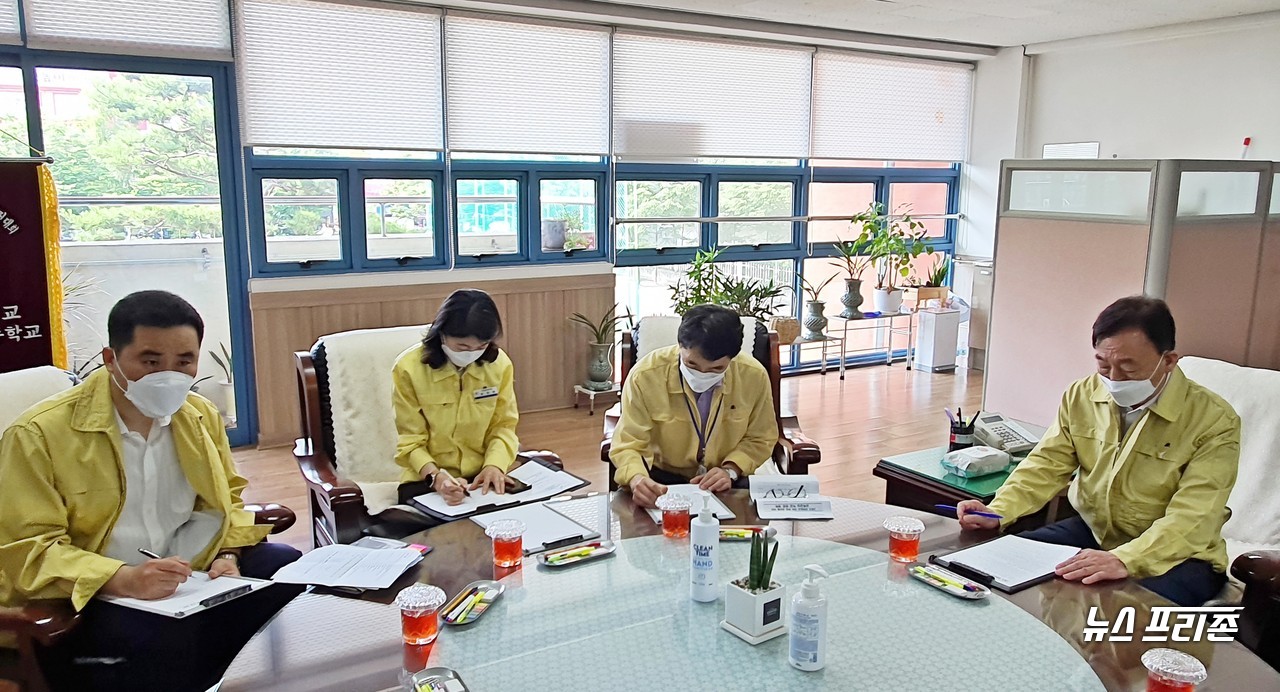 설동호 대전시교육감(오른쪽)이 25일 오전 '2학기 전면등교 대비' 학교방역 사항 및 시설 점검을 위해 대전버드내초등학교를 방문해 교장실에서 학교 전면등교 대비 관련 보고를 받은 후 대전시교육청 김윤배 유초등교육과장(오른쪽에서 두번째), 원정애 장학관, 김영철 장학사와 함께 점검을 하고 있다./ⓒ이현식 기자