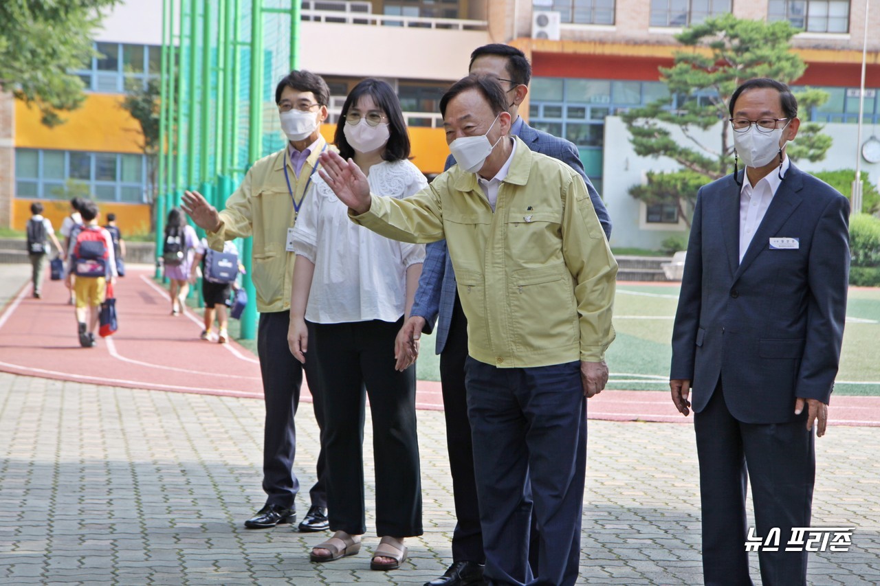 설동호 대전시교육감이 25일 오전 8시 30분쯤 '2학기 전면등교 대비' 학교방역 사항 및 시설 점검을 위해 대전버드내초등학교를 방문해 정헌권 교장과 대전시교육청 김윤배 유초등교육과장 등과 학교 관계자와 함께 등교하는 학생들을 맞이하며 반갑게 인사를 하고 있다./ⓒ이현식 기자