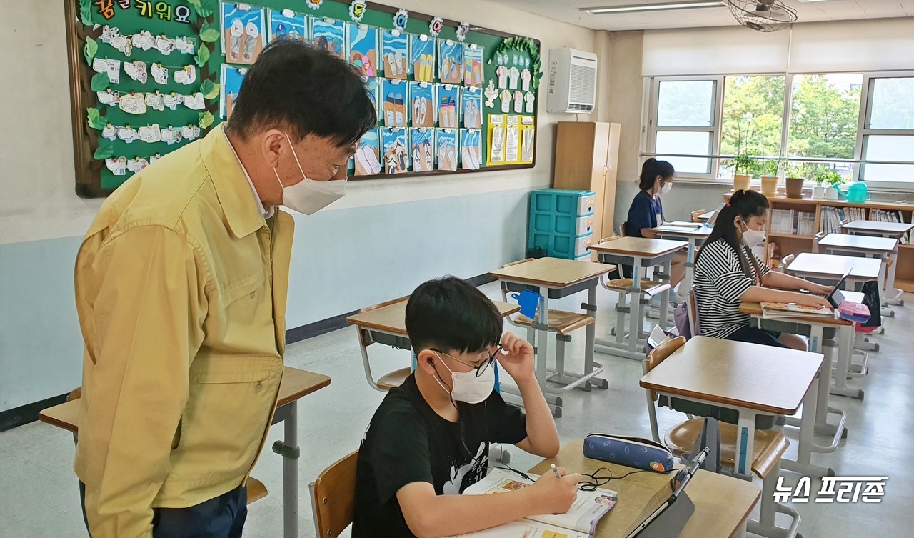 설동호 대전시교육감이 25일 오전 '2학기 전면등교 대비' 학교방역 사항 및 시설 점검을 위해 대전버드내초등학교 교실을 방문해 학생들을 격려하며 수업 참관을 하고 있다./ⓒ이현식 기자