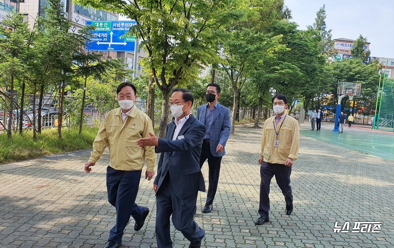 설동호 대전시교육감이 25일 오전 '2학기 전면등교 대비' 학교방역 사항 및 시설 점검을 위해 대전버드내초등학교를 방문해 정헌권 교장의 안내에 따라 학교 시설 점검을 위한 발걸음을 옮기고 있다./ⓒ이현식 기자