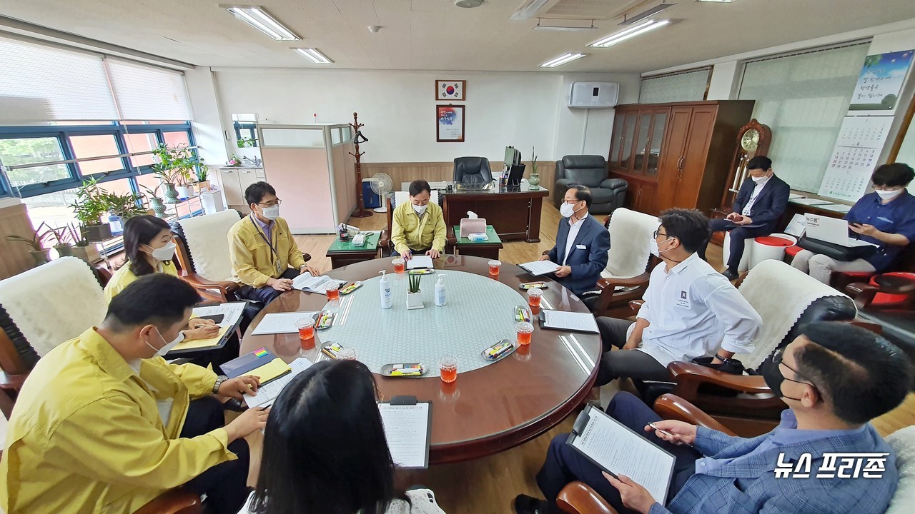 설동호 대전시교육감을 비롯해 대전시교육청 김윤배 유초등교육과장, 원정애 장학관, 김영철 장학사와 함께 25일 오전 대전버드내초등학교 교장실에서 정헌권 교장과 학교 관계자와 함께 '2학기 전면등교 대비' 학교방역 사항 및 시설 점검 회의를 학교하고 있다./ⓒ이현식 기자