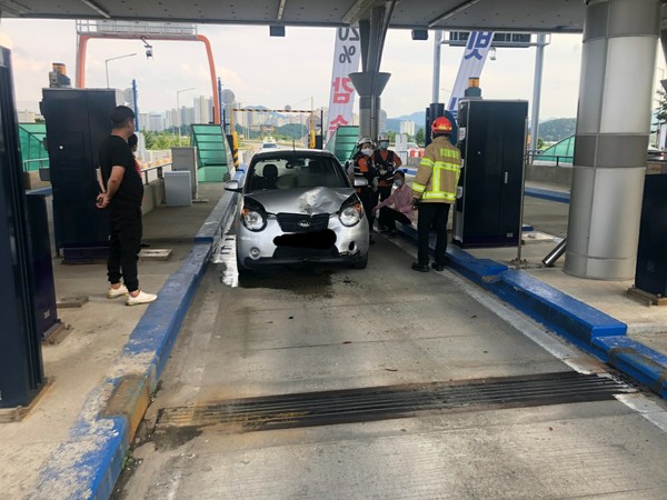 27일 오후 5시 19분쯤 충남 공주시 쌍신동 천안논산고속도로 인근 공주톨게이트에서 승용차끼리 추돌사고가 발생했다.ⓒ공주소방서