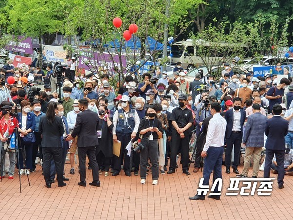 윤석열 전 검찰총장이 29일 서울 서초구에 있는 매헌 윤봉길 의사 기념관에서 대선 출정식을 가졌다. 수많은 윤 전 총장 지지자들이 몰려들어 아수라장을 만들었다.     © 이명수 기자