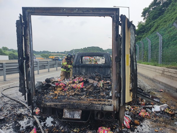 29일 오후 4시 35분쯤 충남 천안시 동남구 풍세면 미죽리 인근 천안논산고속도로 하행선 풍세 졸음쉼터에 주차된 1t 화물 탑차에서 불이 나 10여분만에 진화됐다.