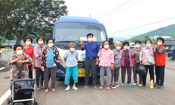 산청군 군내버스 노선 확대 운행 버스노선 확대 운행에 기뻐하는 오부면 중매마을 어르신들  ⓒ산청군