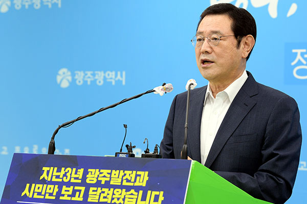 6월 28일, 3주년을 앞두고 마련한 기자 간담회에서 이용섭 광주시장이 금호타이어 공장 이전 관련 입장을 밝히고 있다. /ⓒ광주시