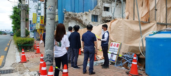 광주 해체공사장 붕괴참사로 경각심이 높아지면서 경남도가 해체공사장들에 대한 긴급 안전점검을 벌였다. 경남도