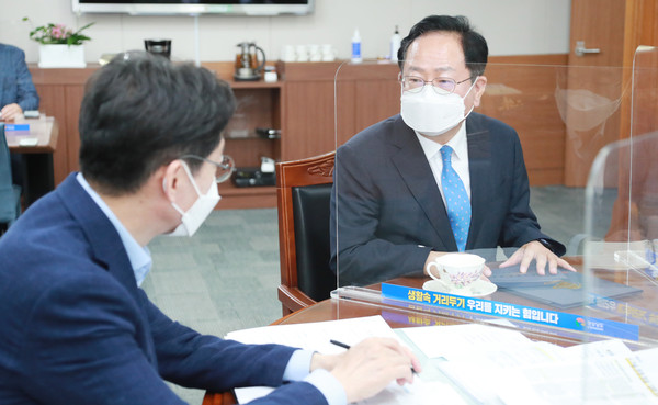 임명장 수여식이 끝난 뒤 김경수 도지사와 함께 경남테크노파크 운영방향을 논의하는 노충식 신임 원장 경남도