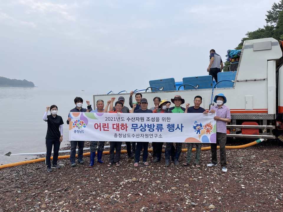 충남도 수산자원연구소(소장 김칠봉)가 서해연안에 어린대하 2000만 마리를 방류한다./ⓒ충남도청