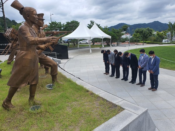 김승수 의원, 이동욱 대구북구의회 의장을 비롯한 구창교, 김상선, 김세복, 장영철, 최수열 구의원이 고 백선엽 장군의 넋을 기리며 칠곡호국평화기념관에서 추모를 하고있다.