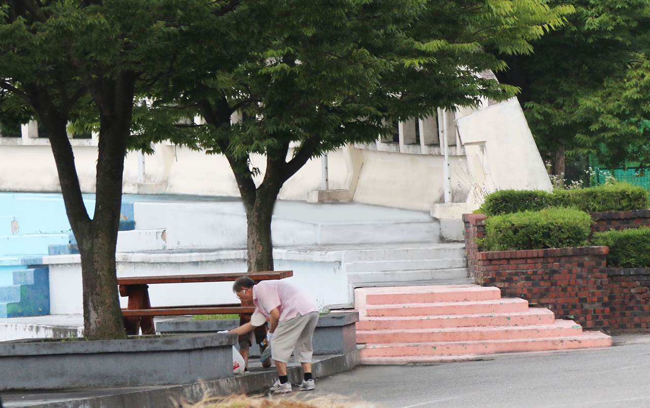 한남대학교 캠퍼스를 새벽마다 돌며 쓰레기를 주우며 청소(운동)하는 임 할아버지(77) 모습./ⓒ한남대학교