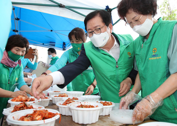 5일 서구 새마을부녀회 주관 홀몸노인을 위한 밑반찬 해드리기 행사에 참석한 장종태 서구청장이 새마을부녀회원들과 밑반찬을 준비하고 있다. 이날 준비한 밑반찬 3종은 독거 노인 69세대에 전달됐다./©서구청