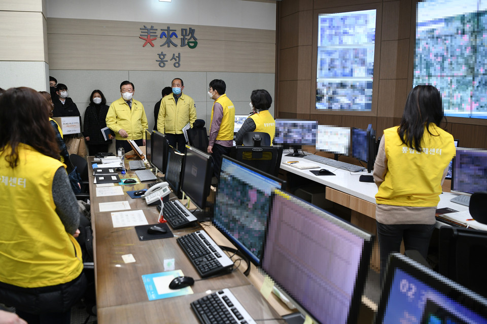 지난 2월 CCTV관제센터를 방문한 김석환 홍성군수./ⓒ홍성군청