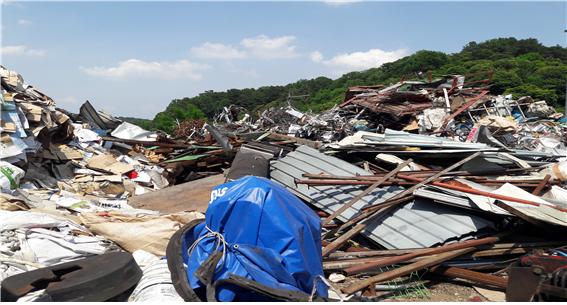 폐지·고철 보관 전경(폐기물처리 미신고 사업장)./©대전시 특사경