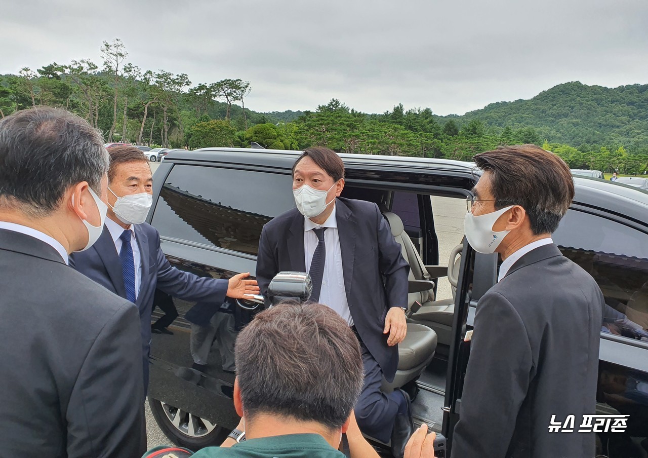 6일 오전 10시 야권 유력 대선주자인 윤석열 전 검찰총장이 첫 민생탐방 행선지인 대전에 도착한 가운데, 국립대전현충원에 차에서 첫 발을 내리고 있다./ⓒ이현식 기자