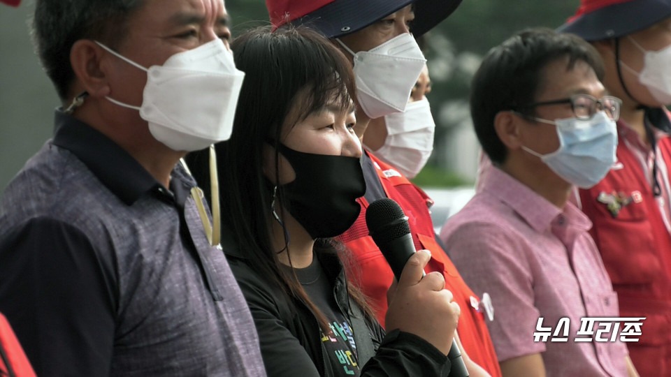 지난 6월 28일 보령시청 앞에서 열린 ‘보령여성인력개발센터 온터두레회 지정 촉구’ 기자회견에서 정의당 이선숙 보령.서천지역위원장이 ‘보령여성인력개발센터의 각종 비리 의혹과 갑질 논란이 사실로 드러났음에도 충남도는 지도점검을 통해 솜방망이 처벌을 한 것’이라며 규탄 발언을 하고 있다.Ⓒ뉴스프리존